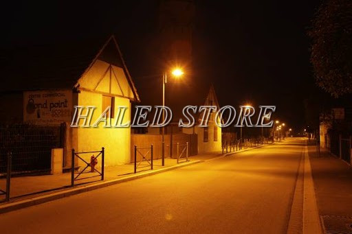 Đèn cao áp ánh sáng vàng chiếu sáng khu dân cư