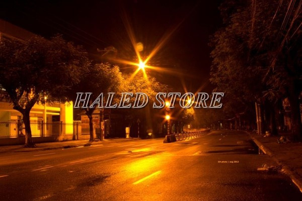 Đèn cao áp ánh sáng vàng chiếu sáng lối đi công nghiệp