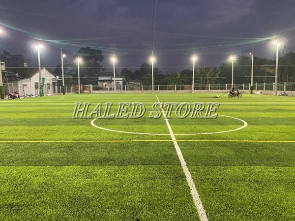 Đèn cao áp ánh sáng vàng chiếu sáng sân bóng đá