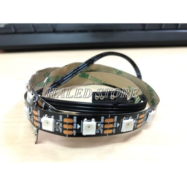 Mặt sau đèn có tích hợp keo dán 3M