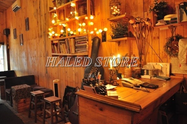 Góc nhỏ trong quán cafe được trang trí bằng đèn LED dây bóng tròn