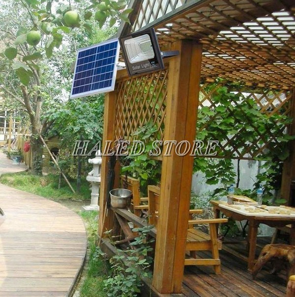 Đèn pha năng lượng mặt trời chiếu sáng quán cafe