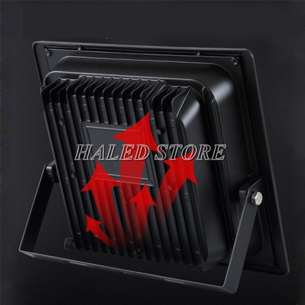 Tản nhiệt thiết kế dạng rãnh sâu phía sau thân đèn giúp tản nhiệt hiệu quả