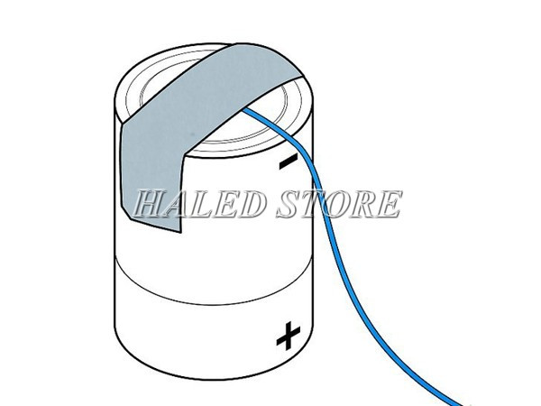 Dán dây điện vào cực âm của cục pin