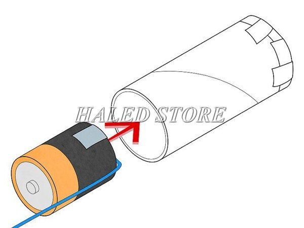 Cho pin vào lõi giấy vệ sinh