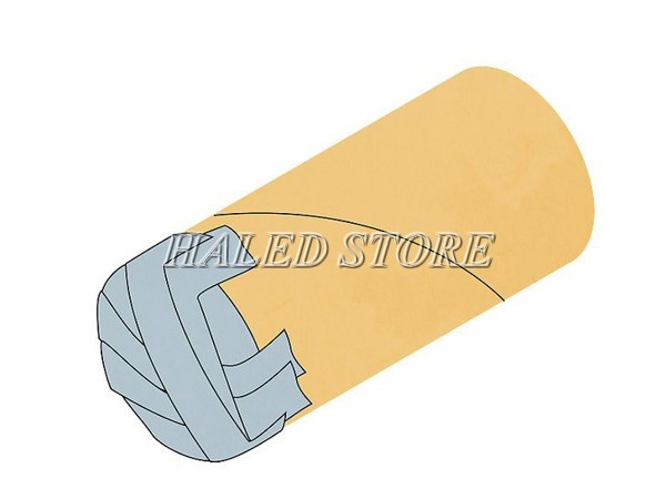 Dán kín một đầu lõi giấy vệ sinh bằng băng dính