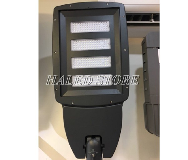 Mặt trước đèn đường là các ô chip LED 