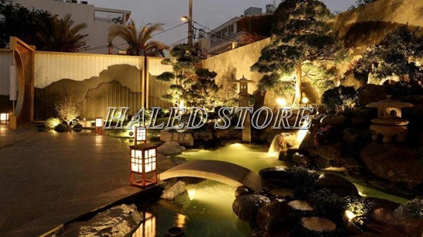 Sự kết hợp của nhiều loại đèn chiếu sáng hồ cá và hòn non bộ