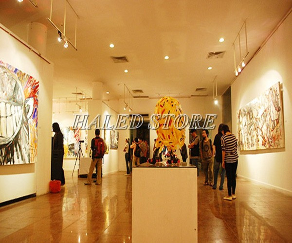 Đèn LED ray trượt chiếu sáng phòng trưng bày tranh