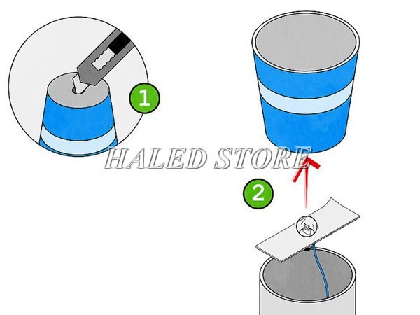 Gắn đèn và bìa carton vào đáy cốc giấy