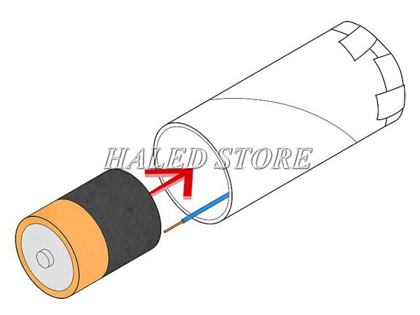 Tiếp tục cho pin số 2 vào lõi giấy vệ sinh