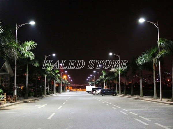 Ứng dụng tấm pin đèn đường LED năng lượng mặt trời HLPR PSOSA180L-180