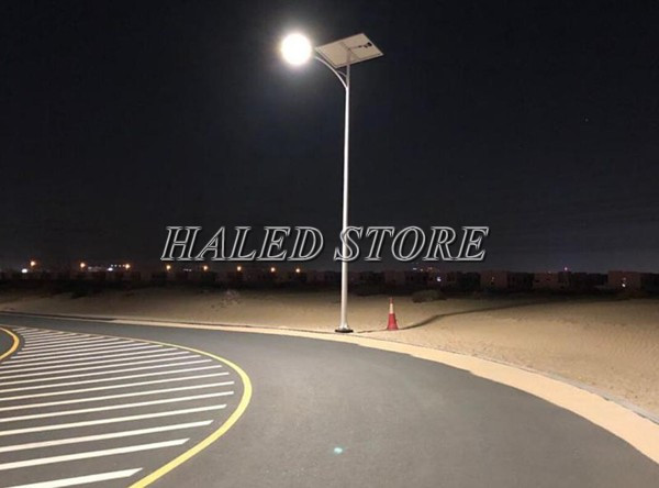 Đèn đường năng lượng mặt trời ánh sáng trung tinh