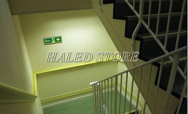 Đèn được lắp đặt ở lối đi xuống cầu thang