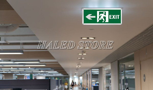 Đèn thoát hiểm lắp đặt ở các khu vực công cộng