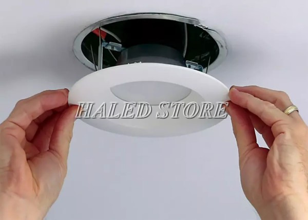 Thay bóng đèn mắt trâu