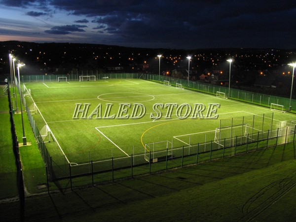 Hệ thống chiếu sáng sân bóng gồm cột, đèn và dây cáp