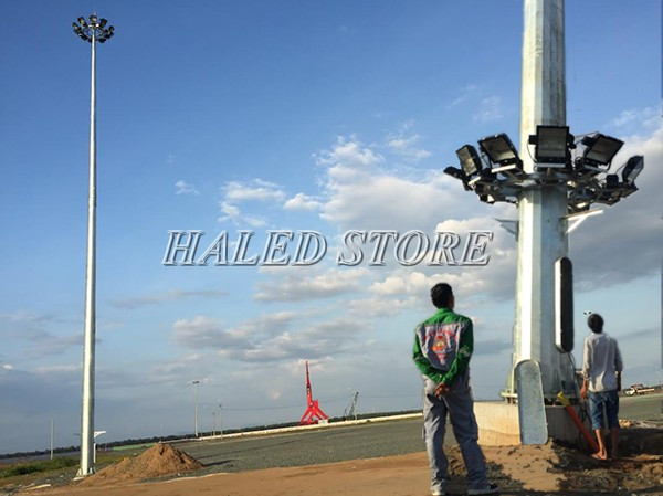 Lắp đặt cột đèn nâng hạ trên quốc lộ 