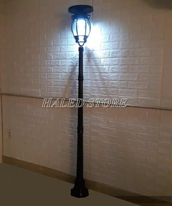 Cột đèn sân vườn năng lượng mặt trời HLDAMTDC4-4 thiết kế tấm pin phía trên cùng đèn