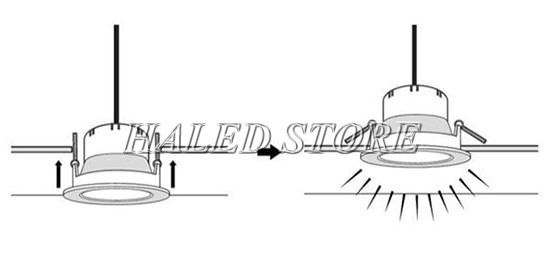 Đẩy tai cài lo xo 90 độ và đẩy đèn vào lỗ khoét