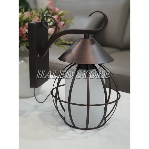 Đèn có mái che giúp chống nước tuyệt đối