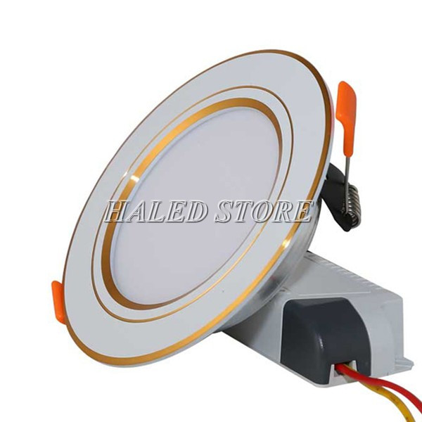 Đèn có kiểu dáng mỏng nhẹ, dễ lắp đặt