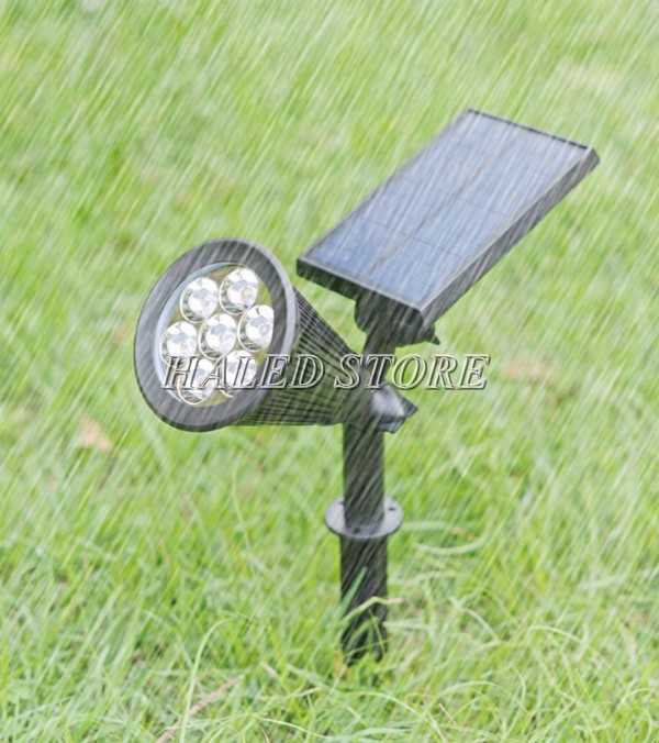 Lắp đèn LED năng lượng mặt trời cắm cỏ