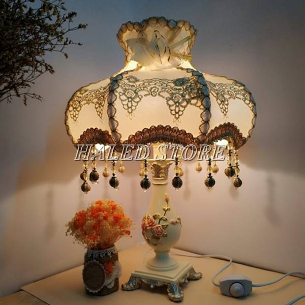 Đèn ngủ trang trí phong cách cổ điển tại khách sạn