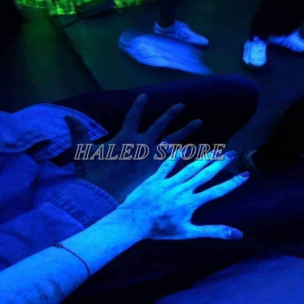 Hình ảnh bột huỳnh quang khi sử dụng lên cơ thể người