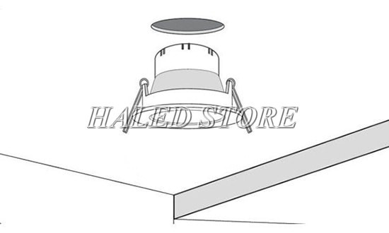 Khoan lỗ chính xác cho kích thước phần chìm của đèn.