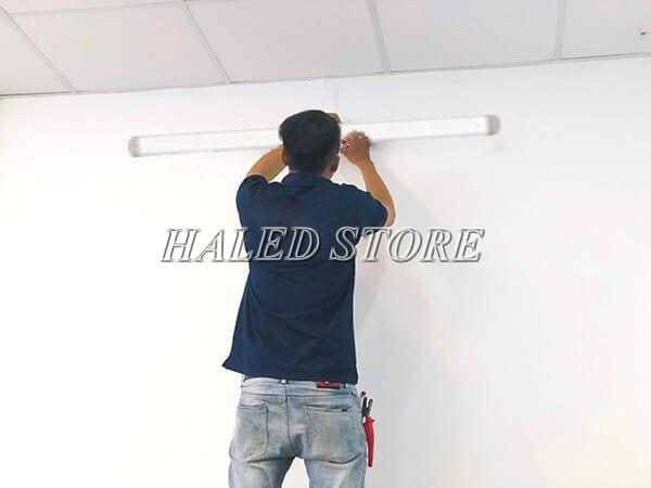 Lắp đèn bán nguyệt trên tường nhà