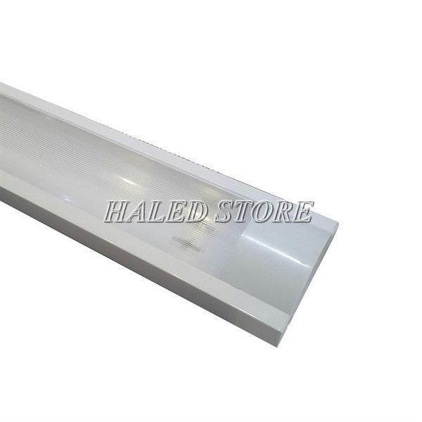 Hai đầu máng đèn thiết kế dạng vuông 