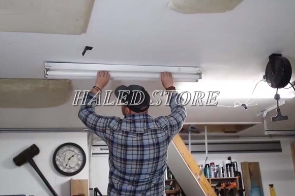 Thay bóng đèn tuýp LED mới