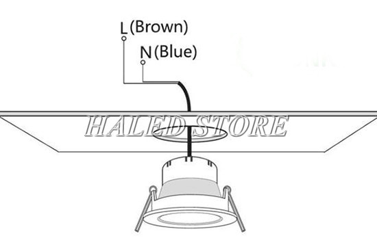 Bước 4: Đẩy tai cài lò xo 90 độ và đẩy đèn vào lỗ