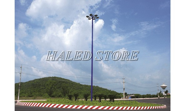 Cột đèn lắp đặt ở vòng xuyến đường phố