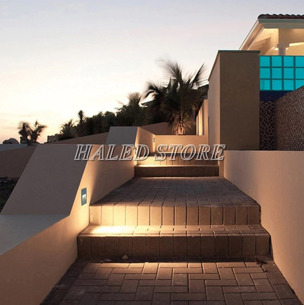 Đèn cảm ứng bước chân hành lang chiếu sáng lối đi ngoài trời 