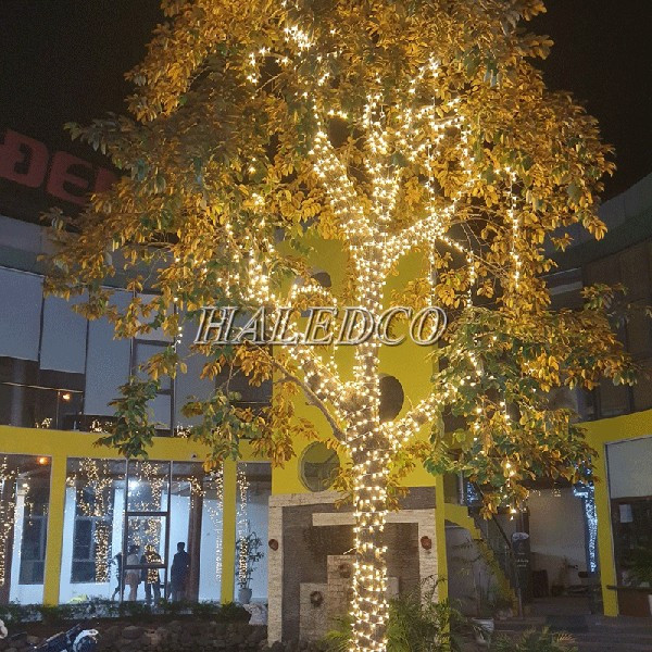 Đèn LED trang trí thân cây sinh động, thu hút