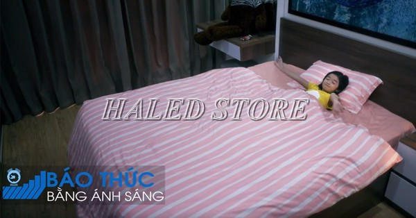 Đèn có khả năng bật, tắt hẹn giờ và điều khiển bằng giọng nói qua Google Assistant để báo thức cho bé bằng ánh sáng 