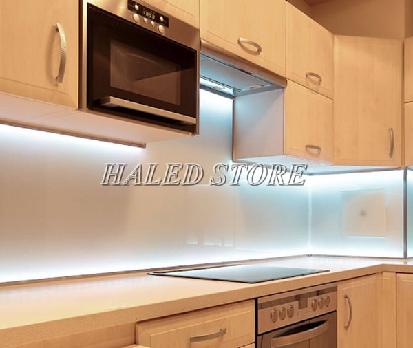Đèn LED thanh nhiệt độ màu 10000K chiếu sáng không gian phòng bếp