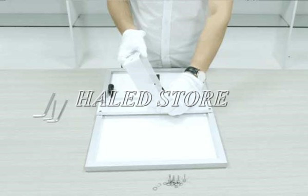 Cố định thanh đỡ tấm pin đèn năng lượng mặt trời