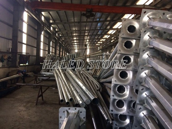 Cột đèn được sản xuất theo công nghệ hiện đại 