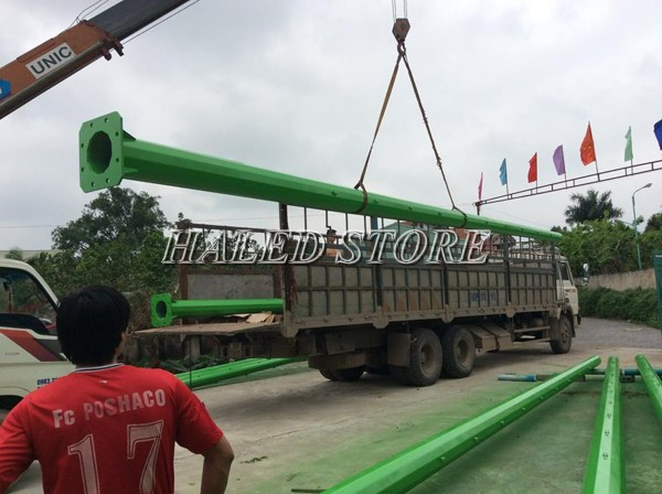 Cột đèn 12m được sơn màu xanh lá theo yêu cầu 