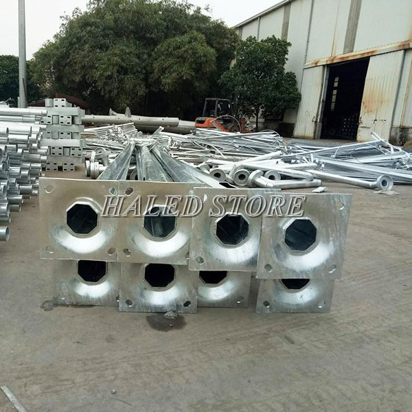 Trụ đèn được thiết kế thẳng đứng và rỗng bên trong 