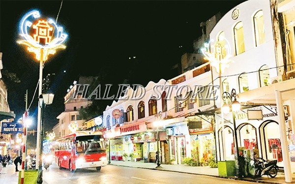 Cột đèn trang trí đường phố giúp không gian lung linh hơn 