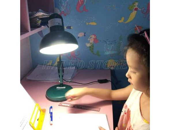 Bóng tối do đèn chiếu vào tay bé 