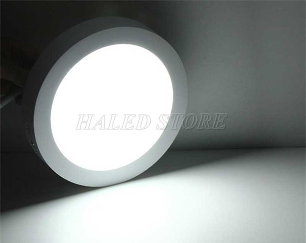 Ánh sáng trắng rõ nét, chân thực 