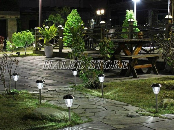 Sử dụng đèn cắm cỏ chiếu sáng lối đi cảnh quan sân vườn