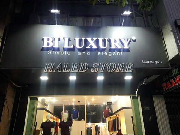 Đèn lắp bên ngoài shop