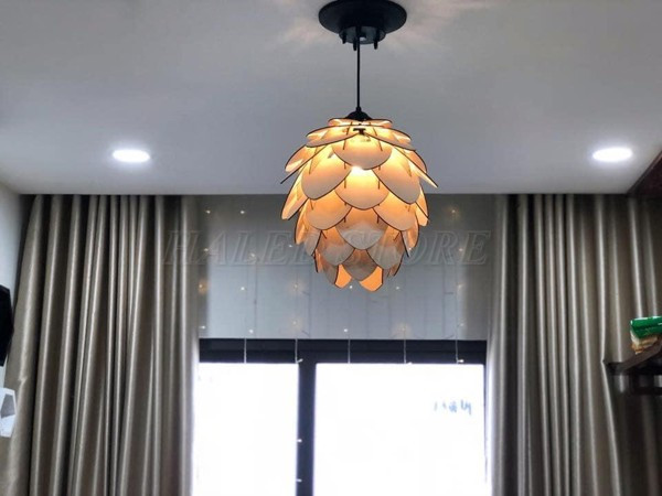Đèn lồng thả trần gỗ được gia công tỉ mỉ