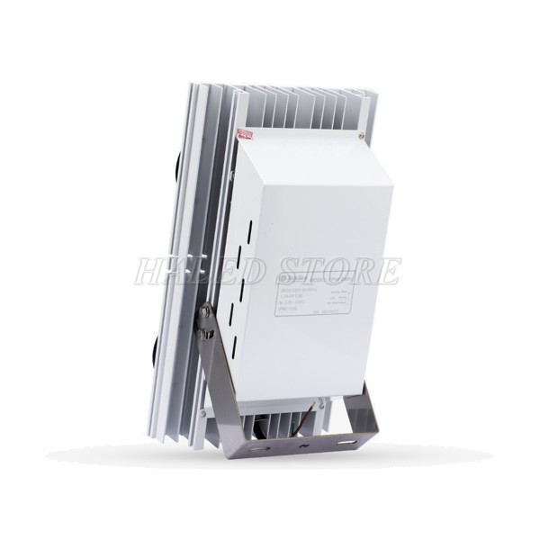 Mặt sau đèn pha là bộ phận tản nhiệt và nguồn LED